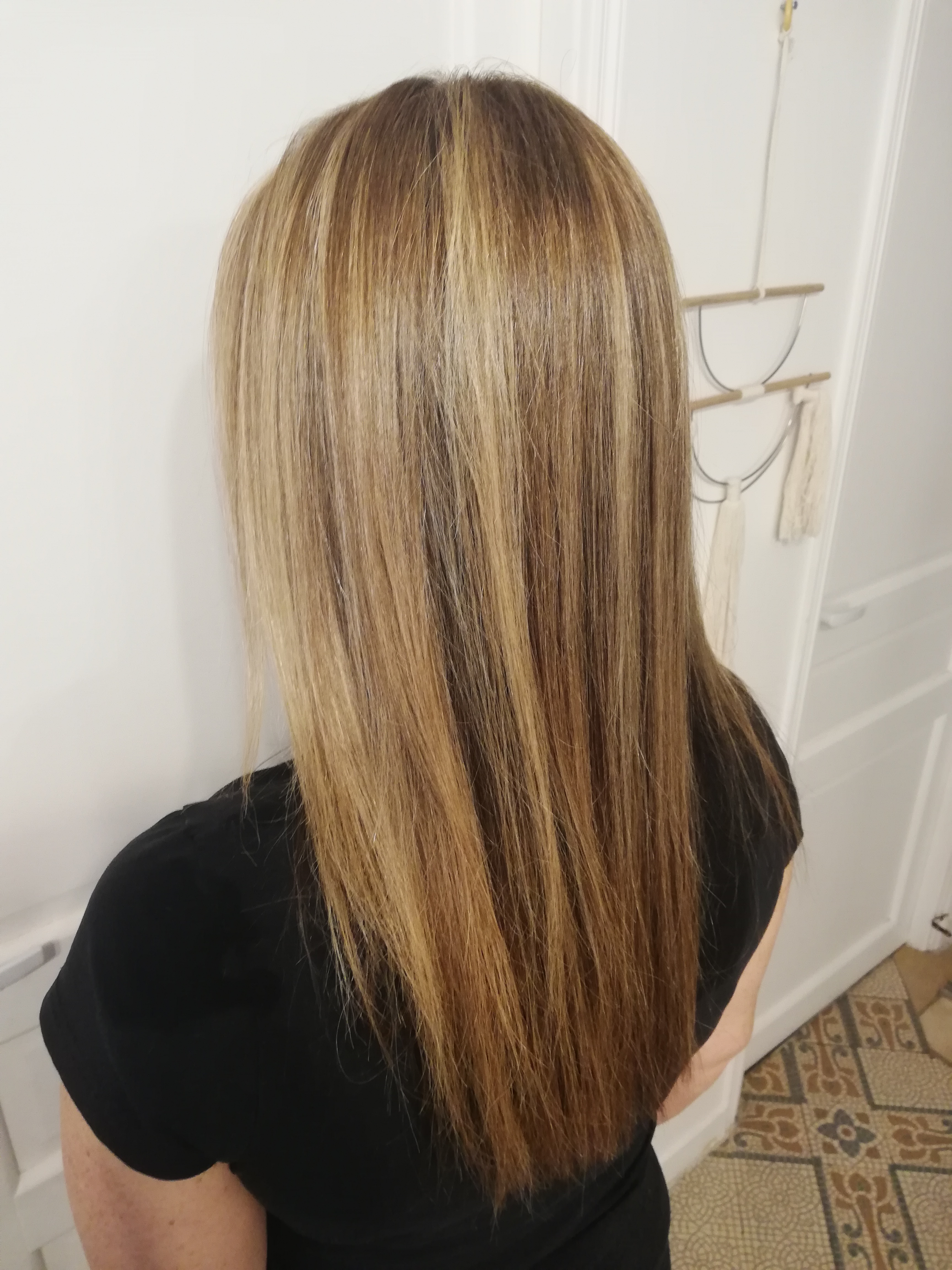 Mèches blondes sur cheveux longs réalisées par Nat Adom