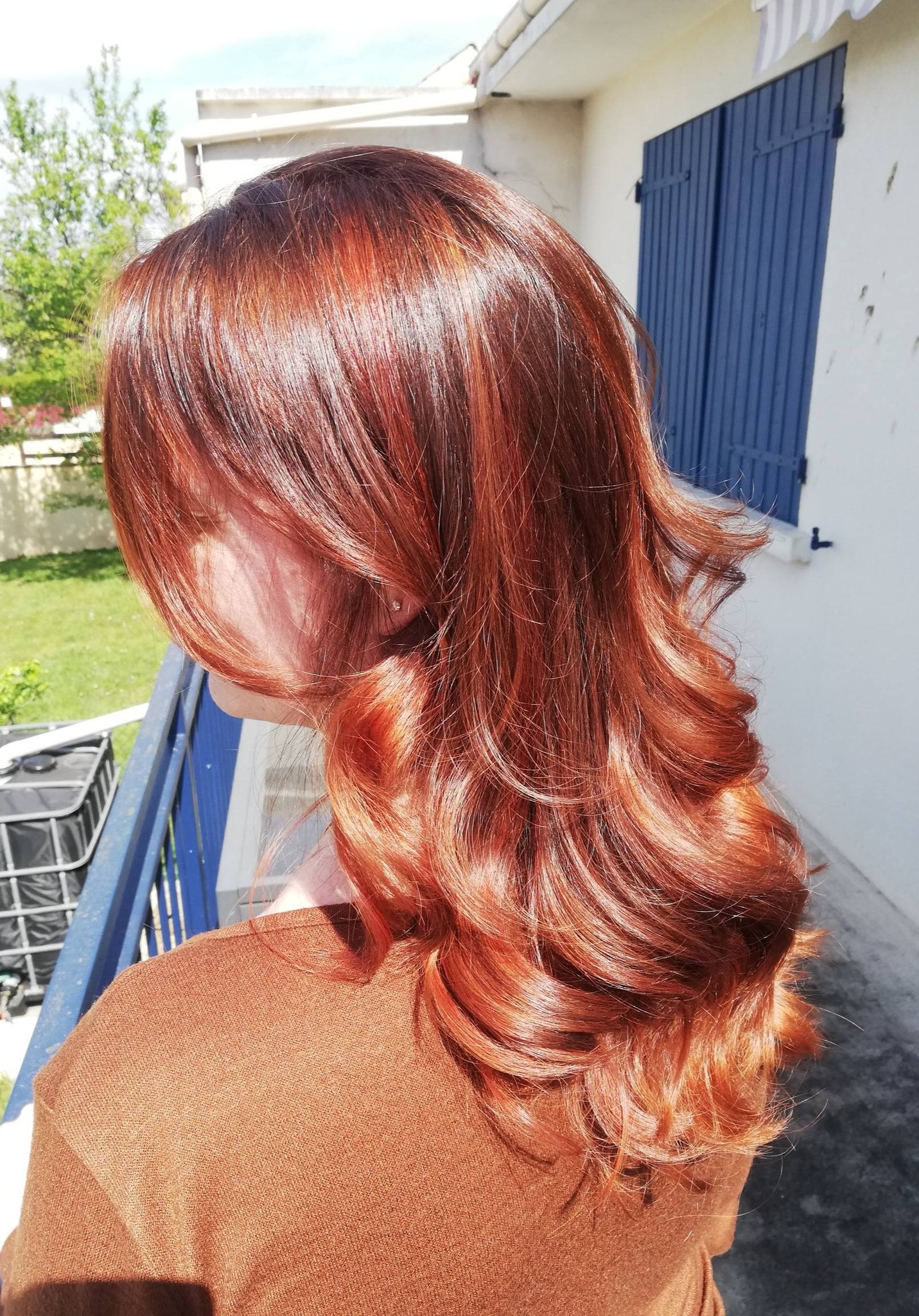 Reflets cuivrés sur cheveux ondulés