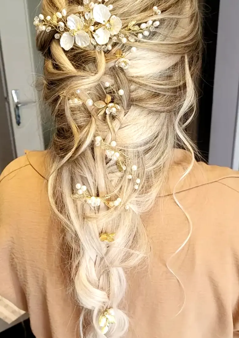 Coiffure de mariage accessoirisée réalisée par Nat Adom